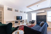 Business Bliss: Stylish Pad for Long Stays in Lou