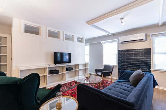 Business Bliss: Stylish Pad for Long Stays in Lou - Image 1